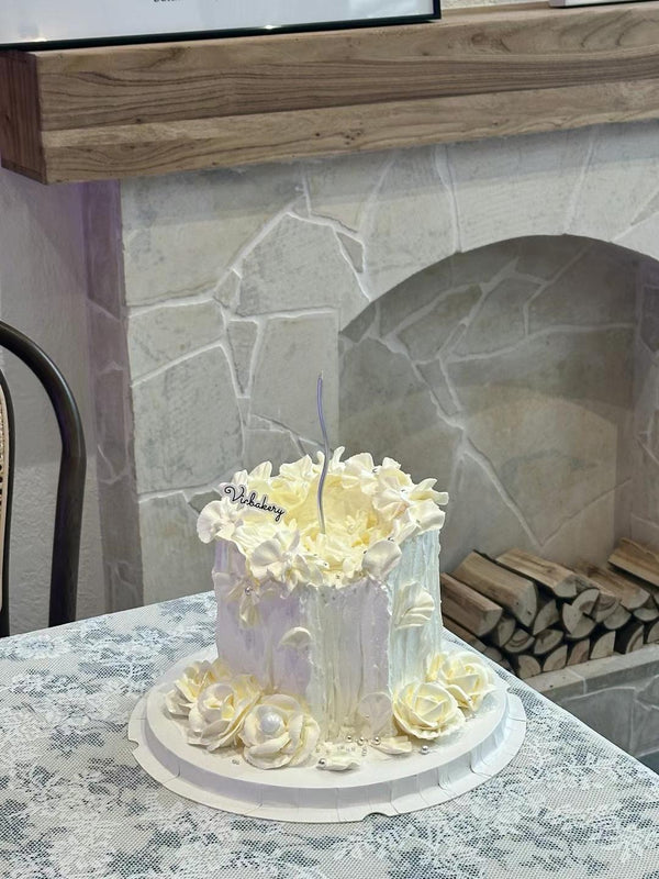 Cream flower piping cake