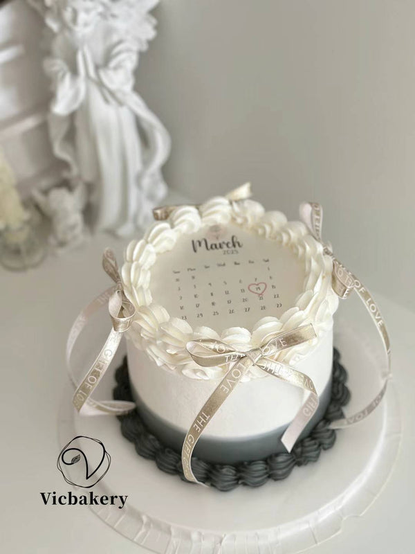 Burn away gold ribbon round shape cake