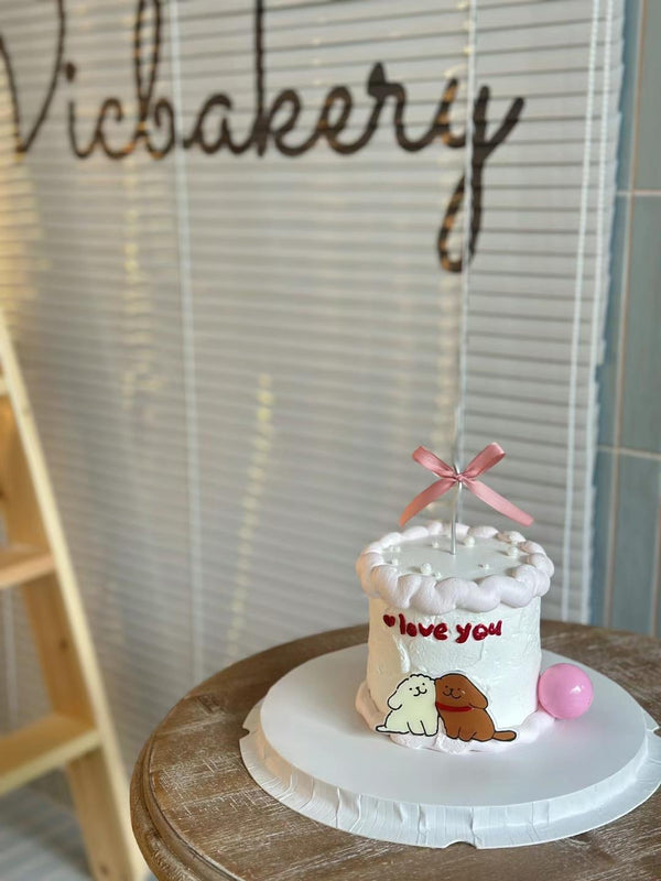 simple whtie cake with pipe